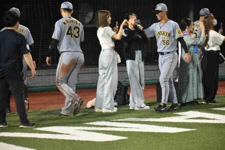 　ファンと勝利のハイタッチをするナイン