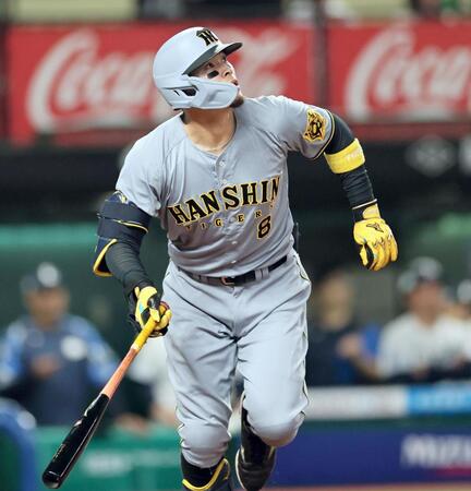 　９回、ソロを放つ佐藤輝（撮影・田中太一）