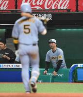 　試合終了となりベンチで肩を落とす藤川監督（撮影・堀内翔）