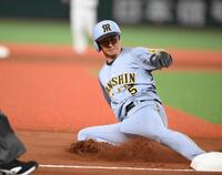 　１回、三盗を決める近本（撮影・堀内翔）