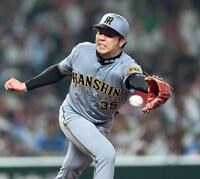 ５回、古賀の打球に反応する才木（撮影・田中太一）