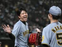 ６回、満塁のピンチで西武・源田壮亮を二邪飛に打ち取り、好捕した阪神・中野拓夢と歓喜で迎える阪神・才木浩人＝ベルーナドーム（撮影・田中太一）