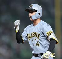 　２回、適時打を放った熊谷はガッツポーズを決める（撮影・田中太一）