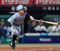 ２回、適時打を放つ阪神・熊谷敬宥＝ベルーナドーム（撮影・田中太一）