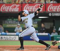 　３回、ヘルナンデスが適時二塁打を放つ（撮影・堀内翔）