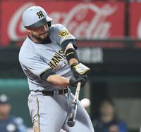 ３回、適時二塁打を放つ阪神　ラモン・ヘルナンデス＝ベルーナドーム（撮影・田中太一）