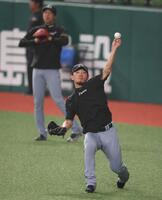 　調整する伊藤将（撮影・金田祐二）