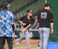 試合前にマウンドの感触を確かめる伊藤将（中央）＝撮影・堀内翔