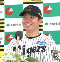 　５月度の「大樹生命月間ＭＶＰ賞」を受賞し、会見する村上（撮影・北村雅宏）