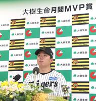 　５月度の「大樹生命月間ＭＶＰ賞」を受賞し、会見する村上（撮影・北村雅宏）