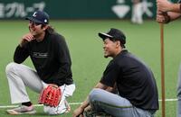 　今井と談笑する佐藤輝（撮影・田中太一）