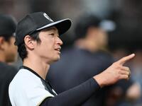 　指をさす近本（撮影・田中太一）