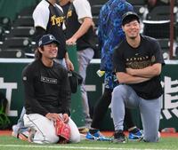 　試合前に今井（左）と談笑する佐藤輝（撮影・堀内翔）