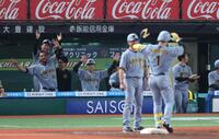 　６回、森下の先制適時打で盛り上がる阪神ベンチ（撮影・金田祐二）