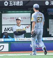 　８回、伊藤将を代えた藤川監督（撮影・金田祐二）