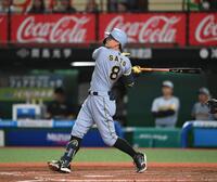 　９回、佐藤輝がソロを放つ（撮影・堀内翔）