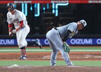 　９回、炭谷にサヨナラ打を浴びる岩崎（撮影・金田祐二）