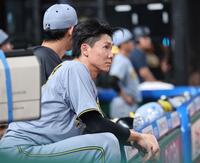 　９回、降板した湯浅は戦況を見つめる（撮影・田中太一）