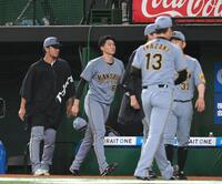 　９回、サヨナラ負けを喫して肩を落とす湯浅（中央）。左は伊藤将、岩崎（１３番）＝撮影・堀内翔