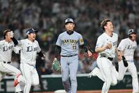 　サヨナラ負けを喫し、ベンチへ引き揚げる岩崎（撮影・田中太一）