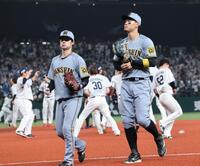 　９回、サヨナラ負けを喫し、引き揚げる佐藤輝（右）と中野（撮影・田中太一）