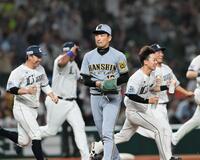 　サヨナラ負けを喫し、ベンチへ引き揚げる岩崎（撮影・田中太一）