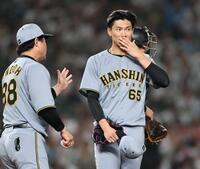 　９回、ピンチを迎え、降板する湯浅（撮影・田中太一）