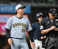 　９回のマウンドに湯浅を送り出す藤川監督（撮影・田中太一）