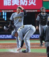 　９回、乱調で降板する湯浅（撮影・金田祐二）