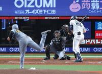 　９回、湯浅から死球を受けるネビン（撮影・金田祐二）