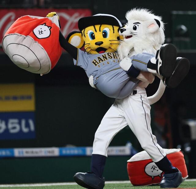 阪神 日本ハム戦で負傷のトラッキー レオにお姫様抱っこされる ネット 