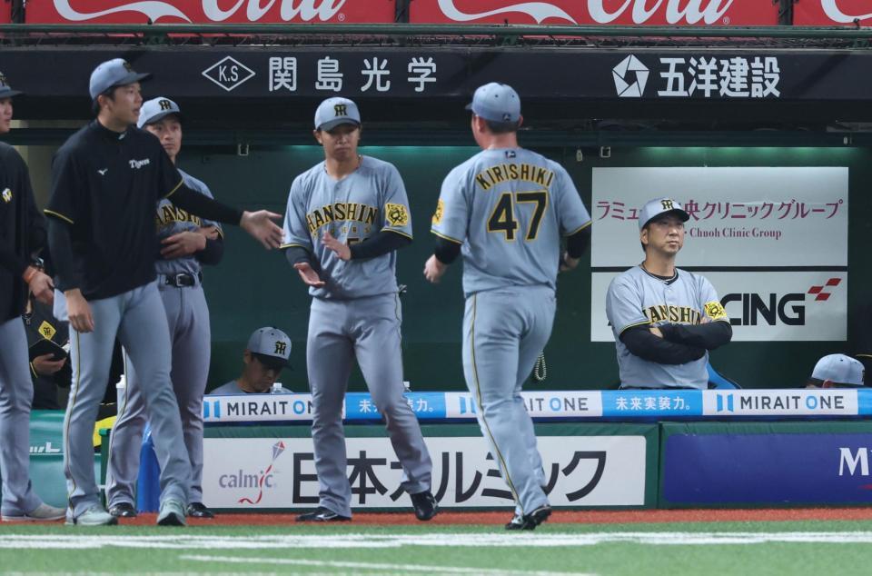 ８回、桐敷（４７）が逆転を許し厳しい表情の藤川監督（右端）＝撮影・金田祐二