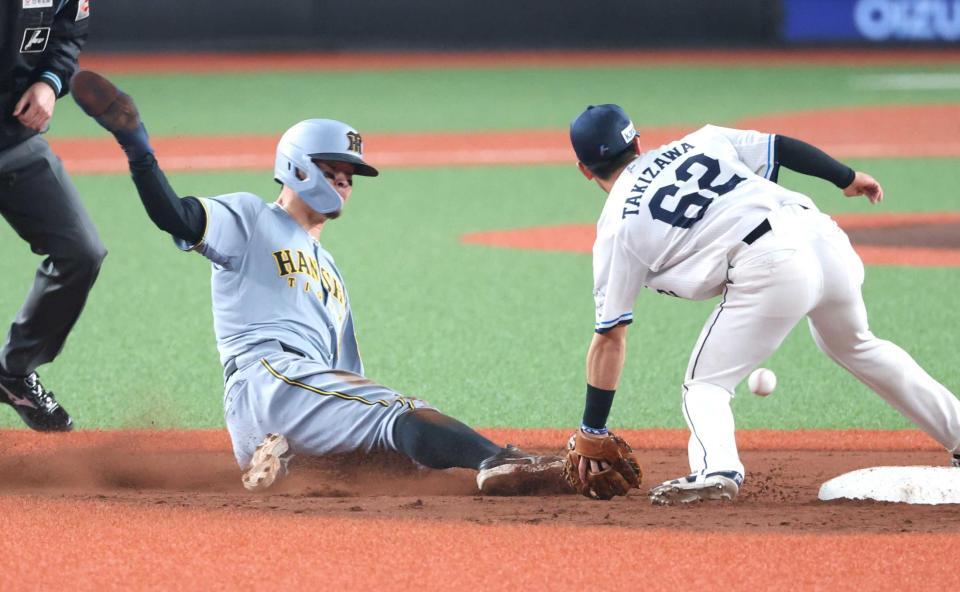 　３回、二盗を決める佐藤輝（撮影・金田祐二）