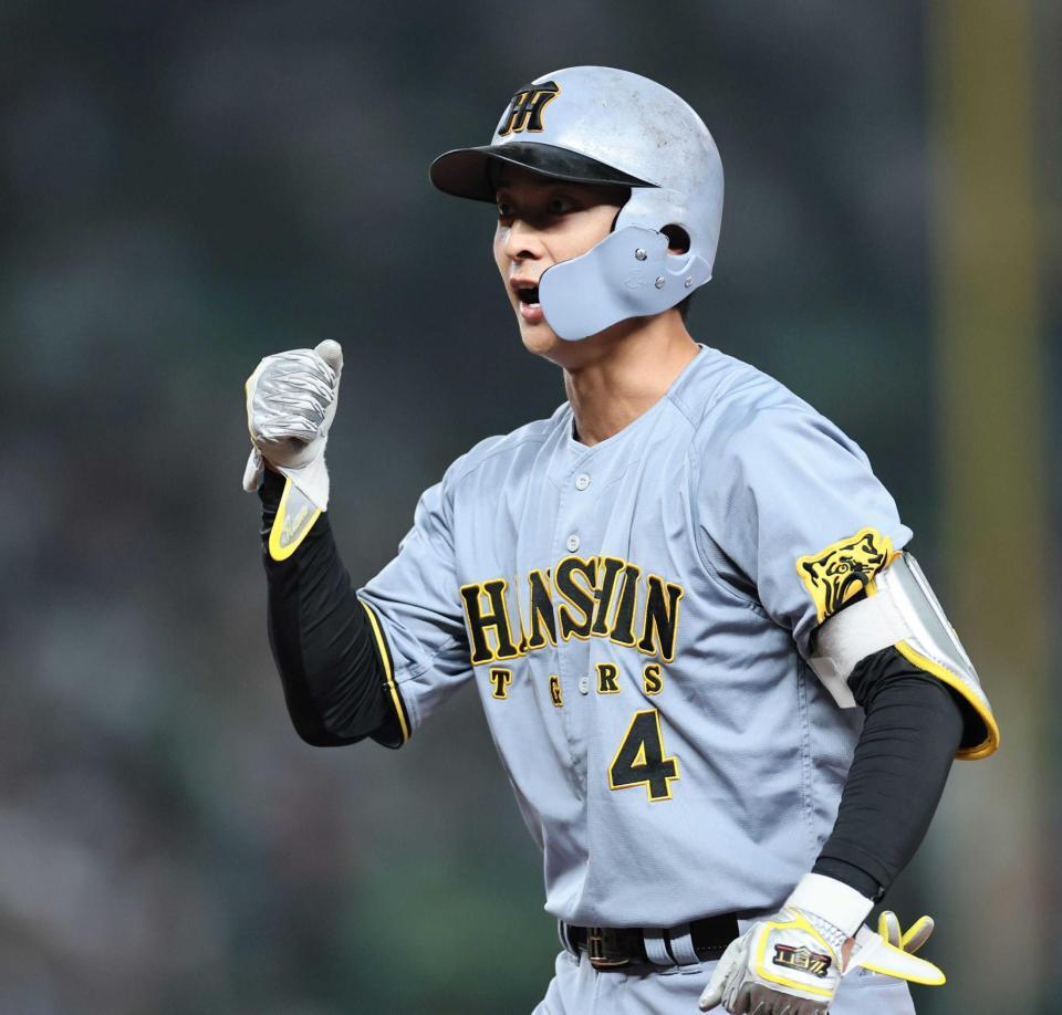 　２回、適時打を放った熊谷はガッツポーズを決める（撮影・田中太一）