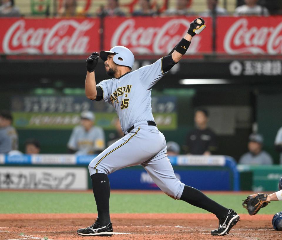 　３回、ヘルナンデスが適時二塁打を放つ（撮影・堀内翔）