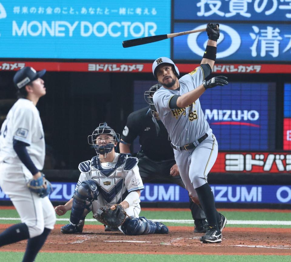 ３回阪神２死三塁、適時二塁打を放つ阪神・ヘルナンデス＝ベルーナドーム（撮影・金田祐二）