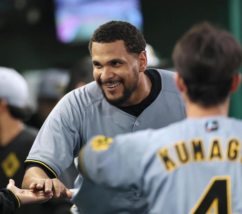 ３回、適時打を放ったヘルナンデスはベンチで笑顔を見せる（撮影・田中太一）