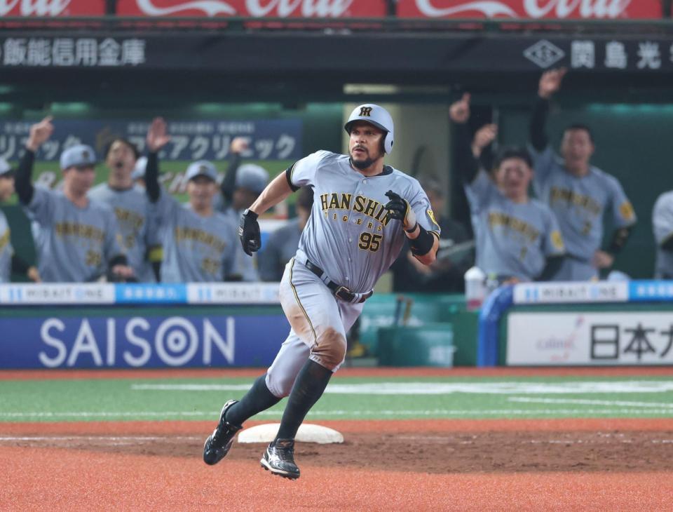３回、適時二塁打を放つヘルナンデス（撮影・金田祐二）