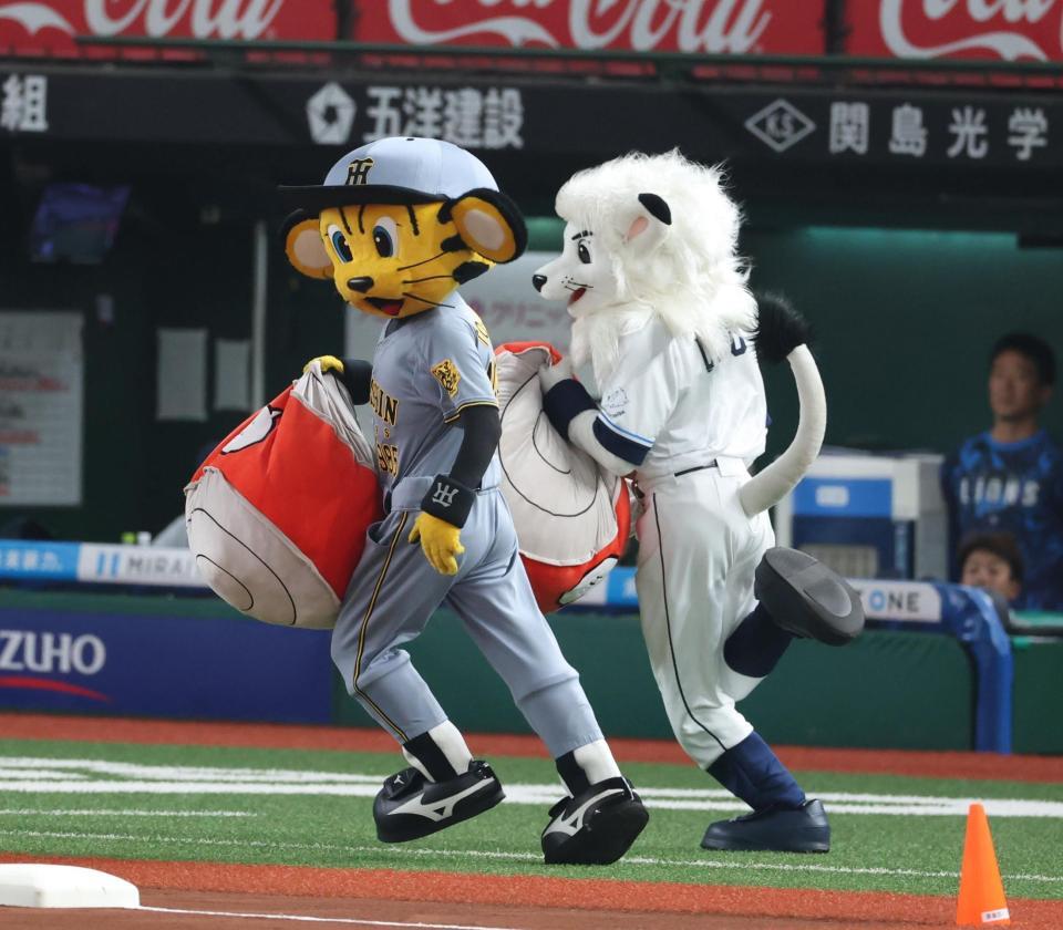 　リレー対決するトラッキーとレオ＝１０日