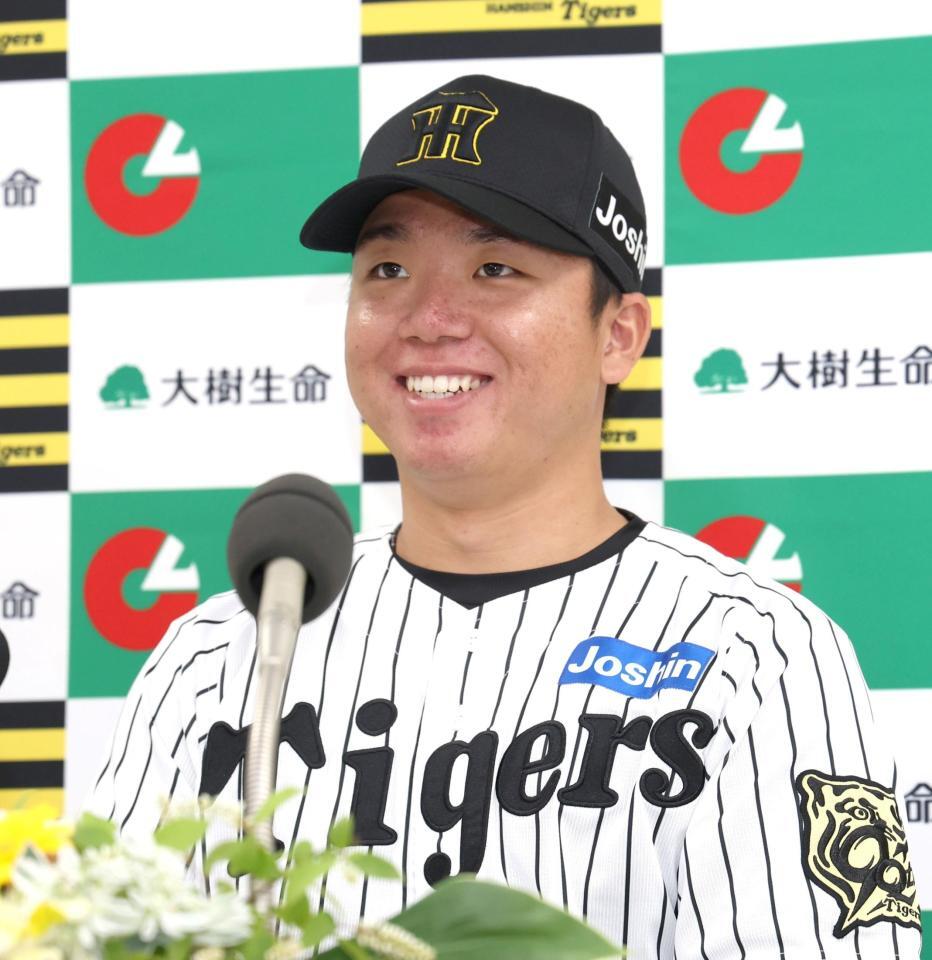 　５月度の「大樹生命月間ＭＶＰ賞」を受賞し、会見する村上（撮影・北村雅宏）