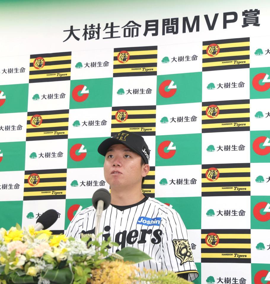 　５月度の「大樹生命月間ＭＶＰ賞」を受賞し、会見する村上（撮影・北村雅宏）