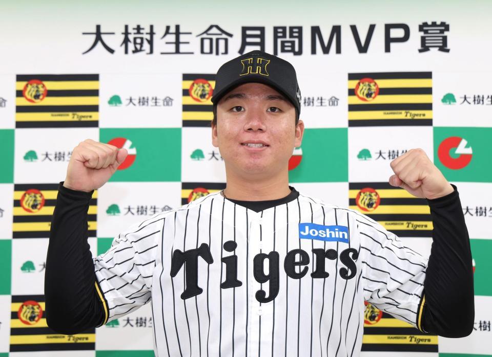 　５月度の「大樹生命月間ＭＶＰ賞」を受賞し、ポーズを決める村上（撮影・北村雅宏）