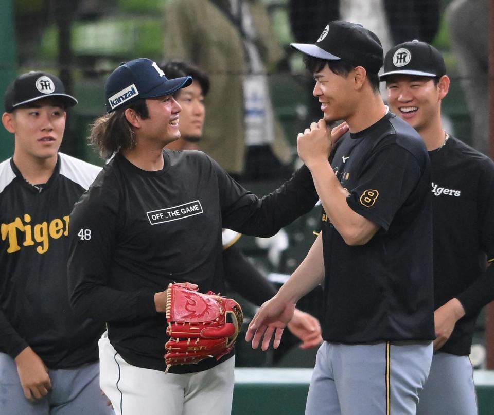 　試合前に今井（左）と談笑する佐藤輝（撮影・堀内翔）