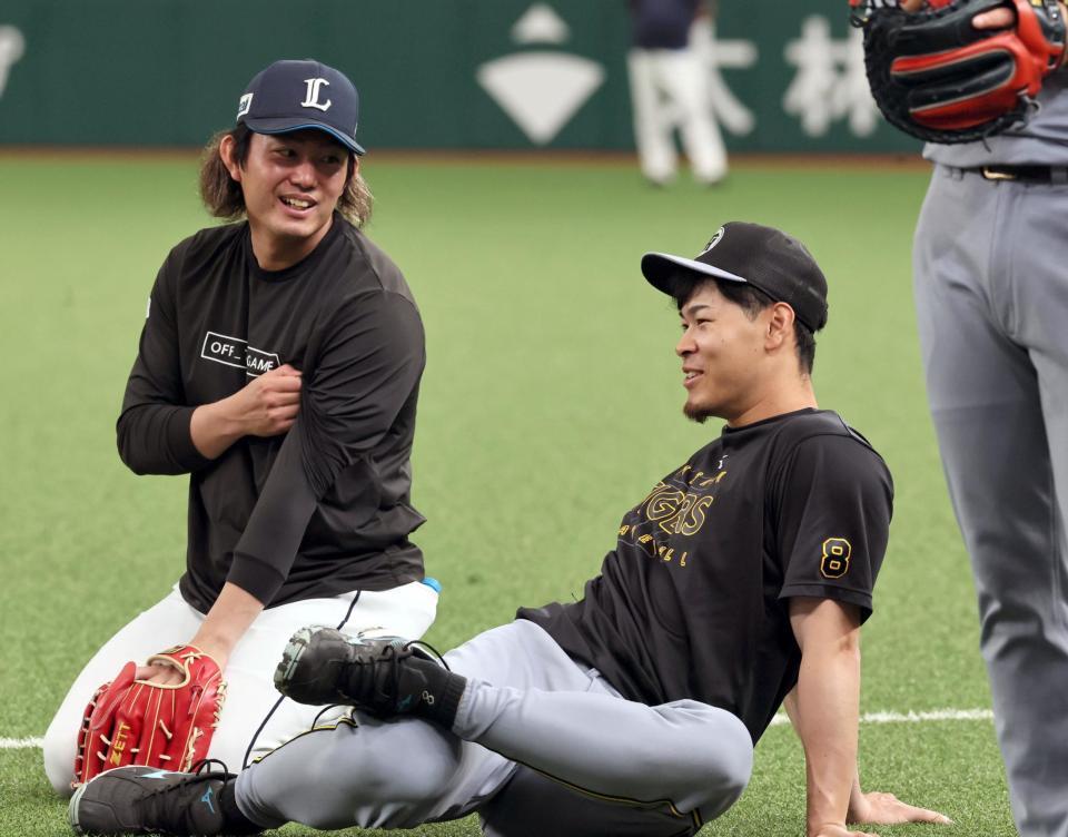 　今井と話をする佐藤輝（撮影・田中太一）
