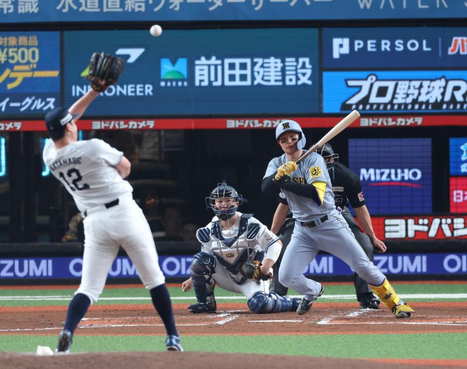 　６回、中前に先制適時打を放つ森下（撮影・金田祐二）