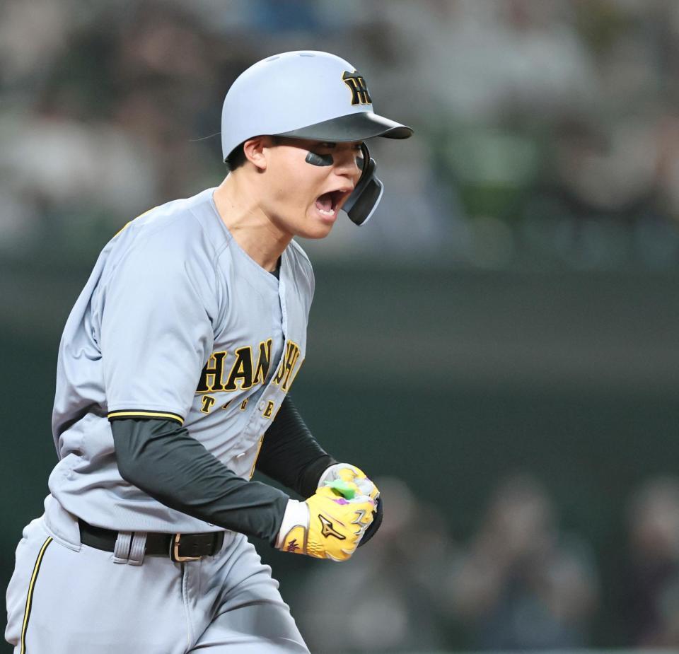 　６回、先制適時打を放ち、声を張り上げながら一塁へ走る森下（撮影・田中太一）