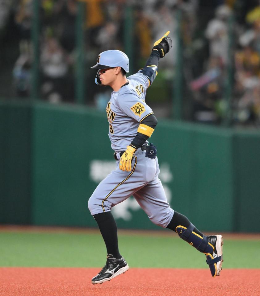 　９回、ソロを放ち一塁を回る佐藤輝（撮影・堀内翔）