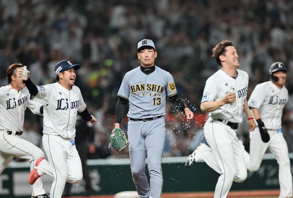 　サヨナラ負けを喫し、ベンチへ引き揚げる岩崎（撮影・田中太一）