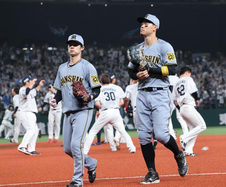 　９回、サヨナラ負けを喫し、引き揚げる佐藤輝（右）と中野（撮影・田中太一）