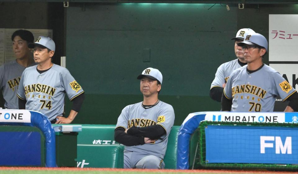 　９回、サヨナラ負けを喫してベンチで肩を落とす藤川監督（撮影・堀内翔）